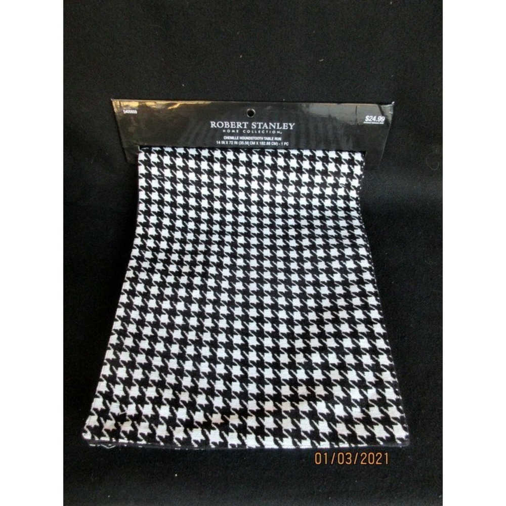 Robert Stanley Christmas Chenille Houndstooth Table Runner Black/White Buffalo C